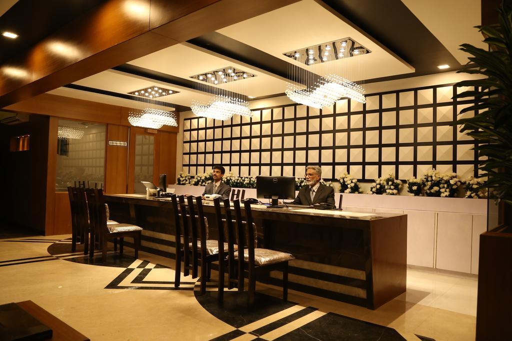 Hotel Metropolis Hubballi Exteriör bild