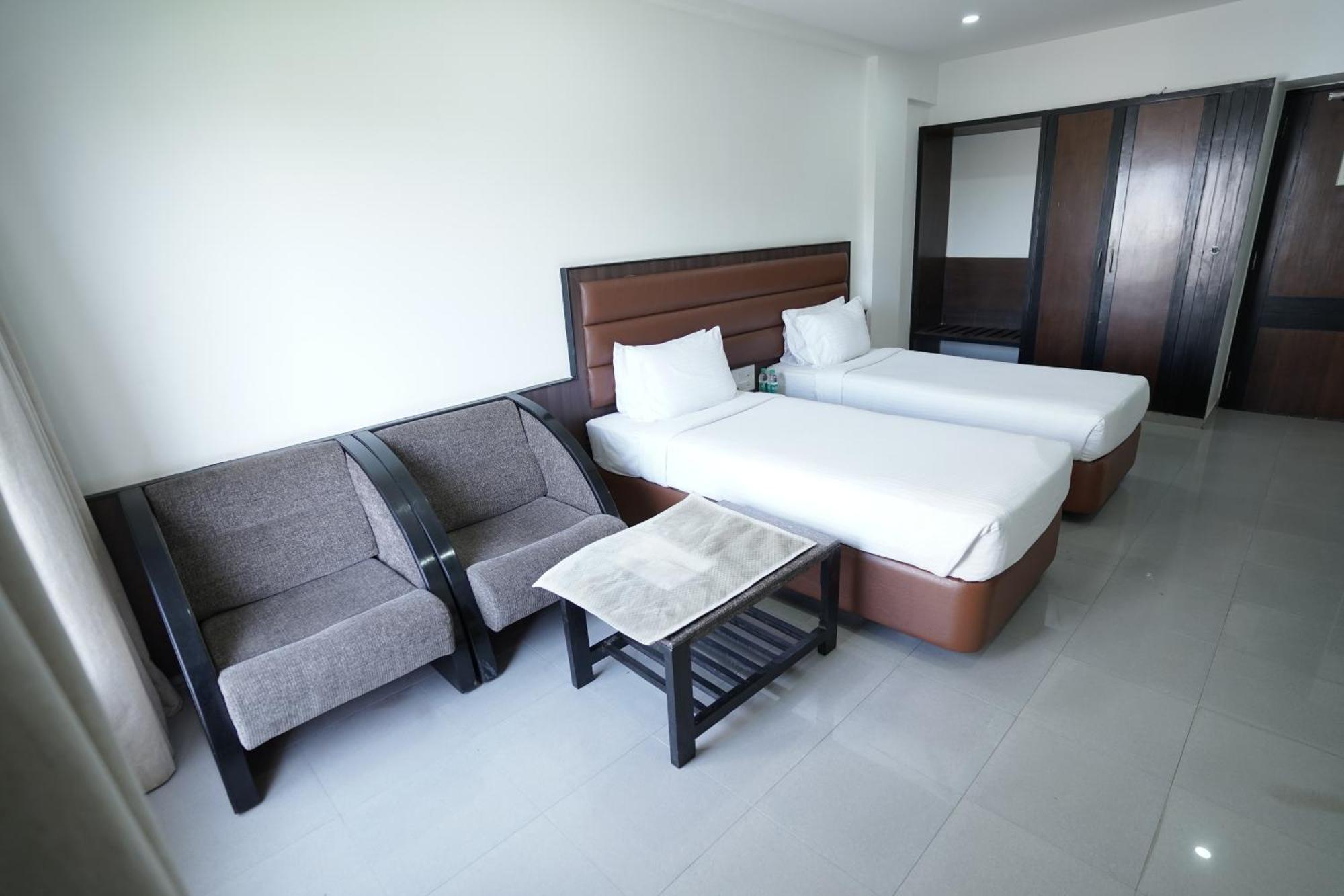 Hotel Metropolis Hubballi Exteriör bild