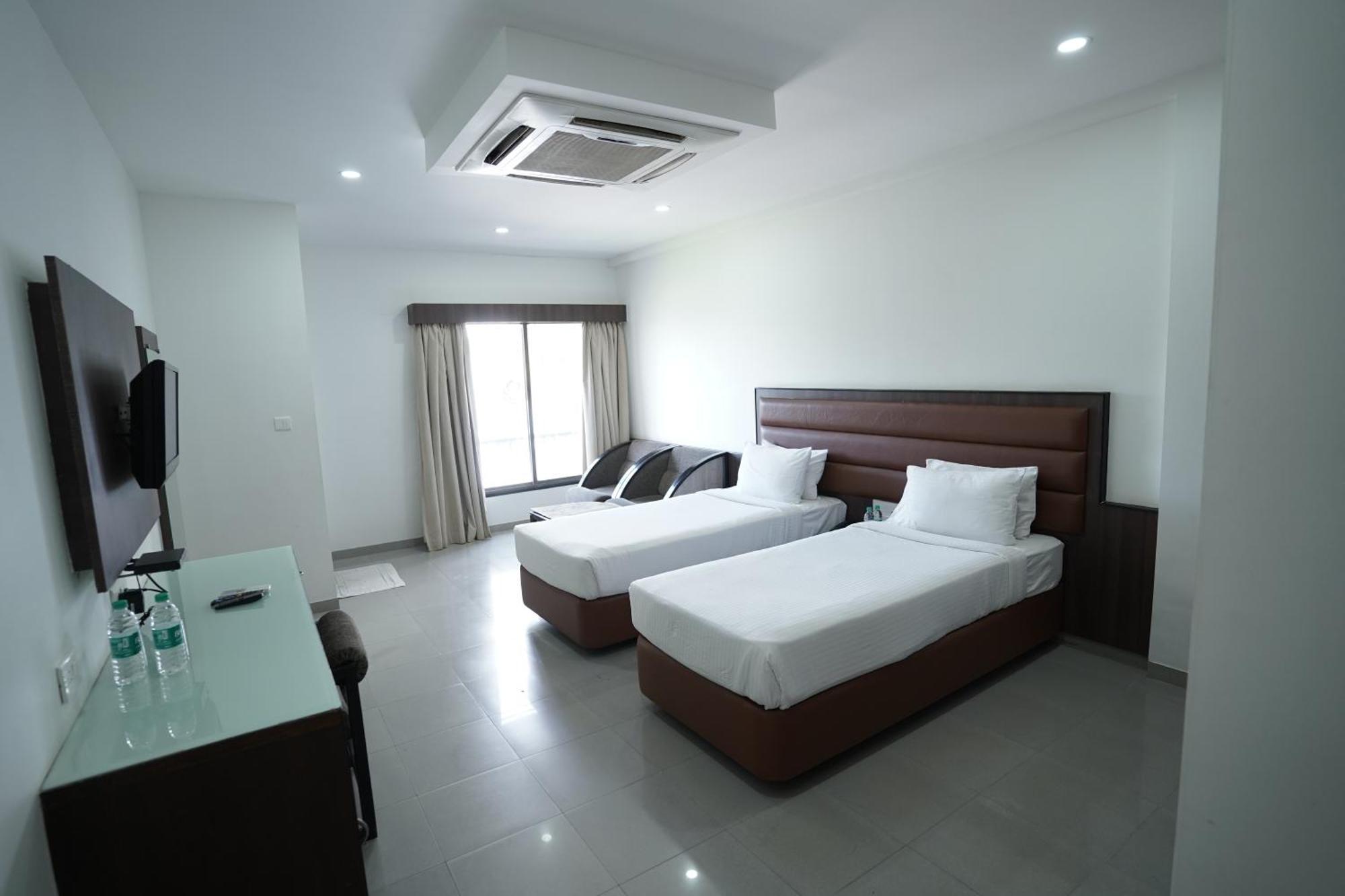 Hotel Metropolis Hubballi Exteriör bild