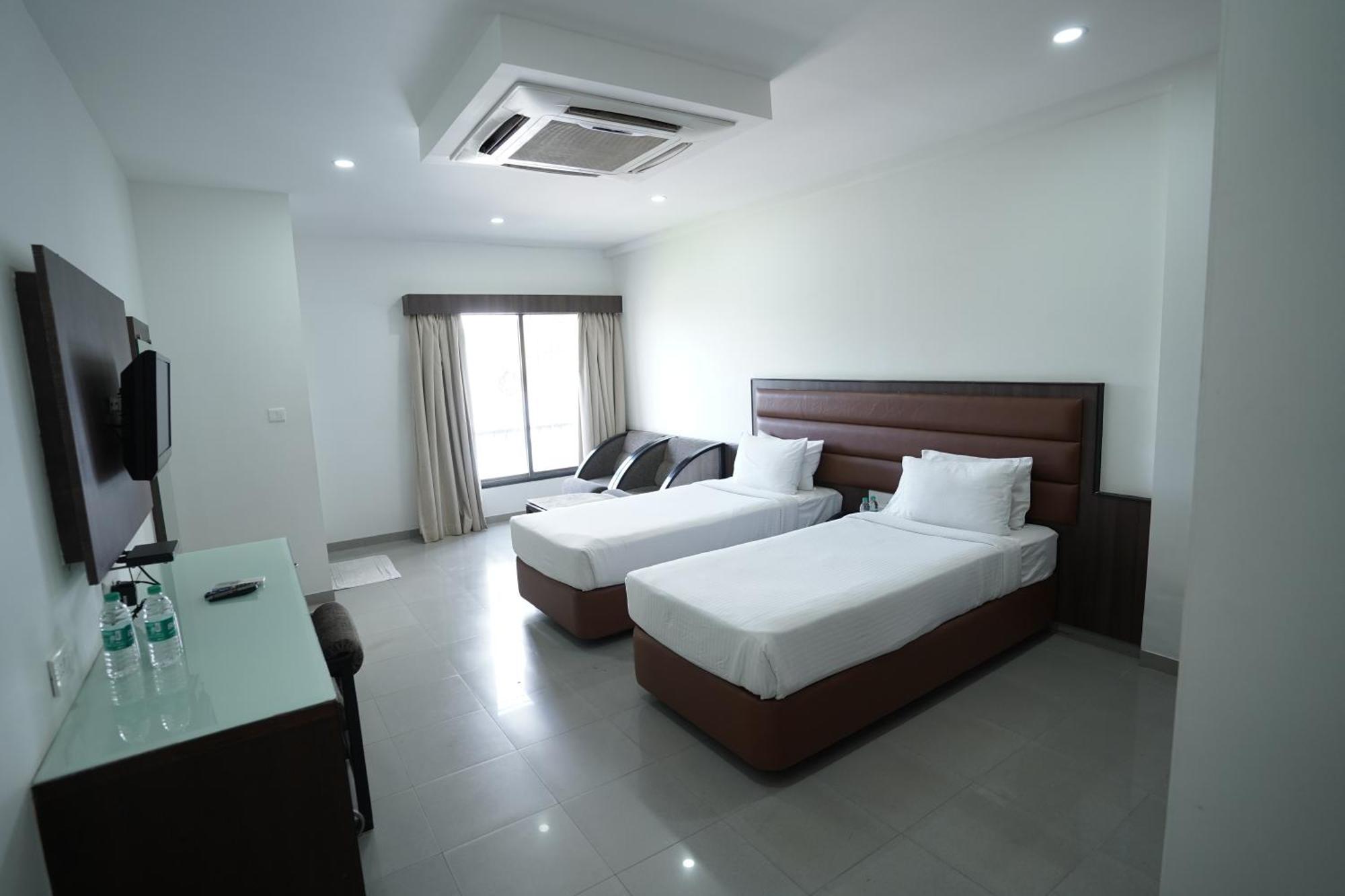 Hotel Metropolis Hubballi Exteriör bild